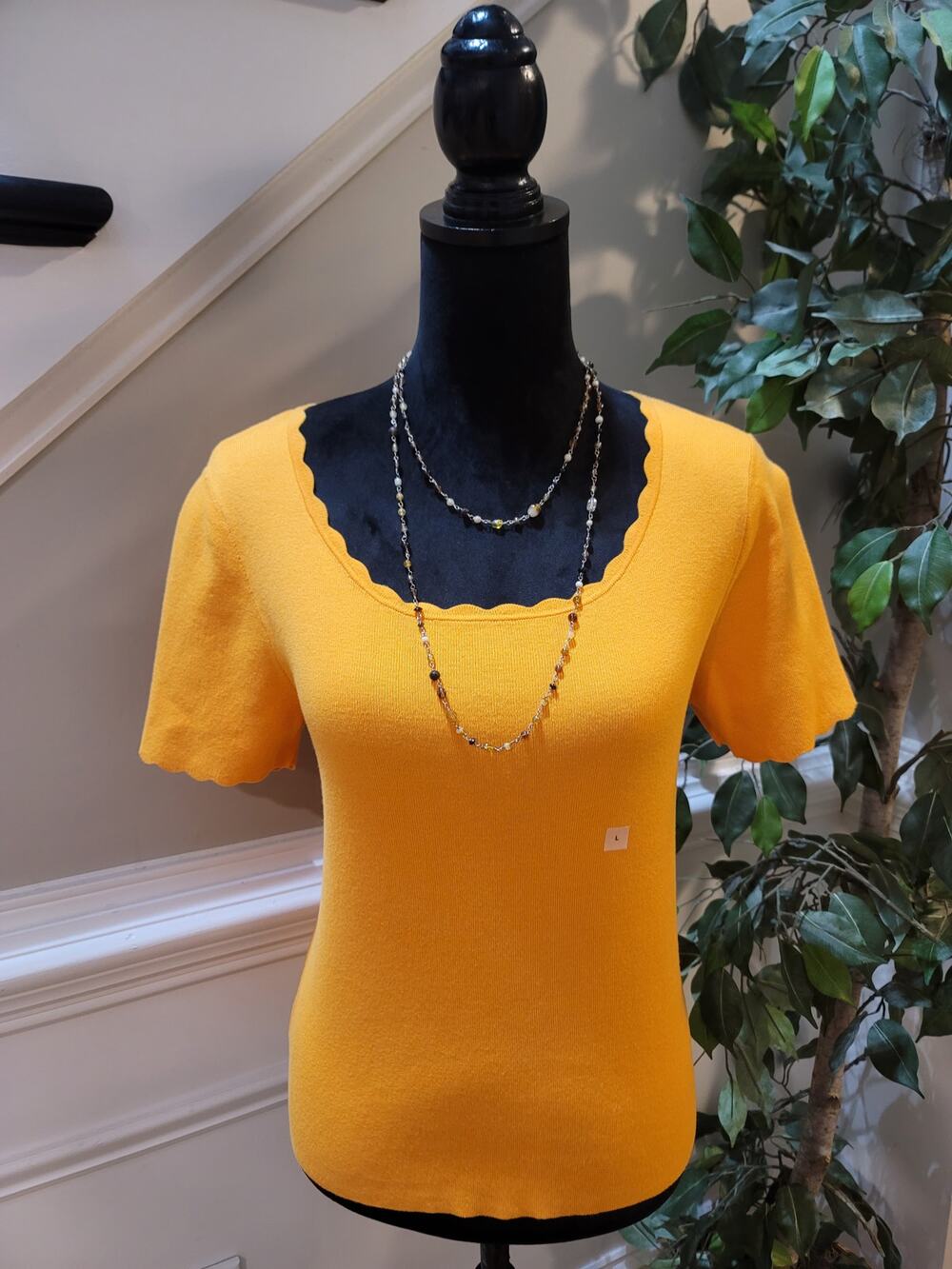 Ann Taylor Blouse Top Women's Large Yellow Scallop Trim Scoop Neck Short Sleeves